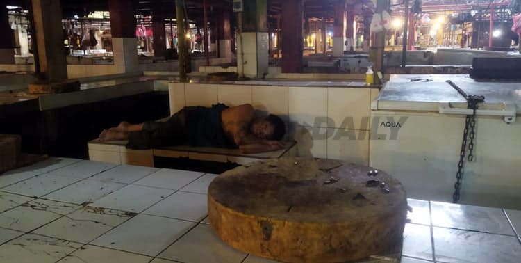 Pelaksana tugas Direktur Utama Perumda Pasar Niaga Kertaraharja Kabupaten Tangerang, Ashari Asmat memastikan pasokan daging sapi di 20 pasar yang dikelola perusahaan daerah itu aman menyusul harga daging yang terus meroket ."Untuk stok kami pastikan aman," ujarnya Senin 28 Februari 2022.