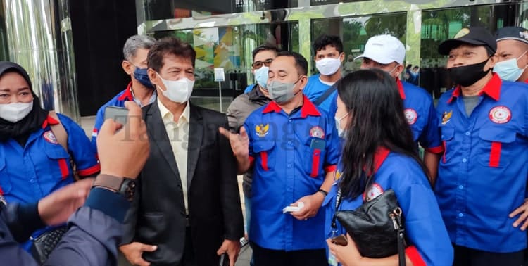 Puluhan pedagang yang berhimpun dalam Perkumpulan Pedagang Pasar Ciputat (P3C) menggeruduk kantor Wali Kota Tangerang Selatan. Mereka meminta kembali ke lokasi pasar semula, Rabu 8 Februari 2022.