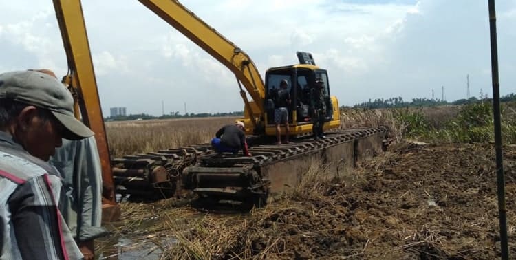 Pemerintah Kabupaten Tangerang menyiapkan dana sebesar Rp200 juta untuk pembangunan tandon air dan normalisasi saluran air untuk mengatasi banjir di kampung Gaga, Desa Tanjung Pasir, Kecamatan Teluknaga. "Rp200 juta untuk tandon dan normalisasi yang sifatnya sementara," ujar Kepala Dinas Bina Marga dan Sumber Air Kabupaten Tangerang, Slamet Budi, Senin 28 Februari 2022.