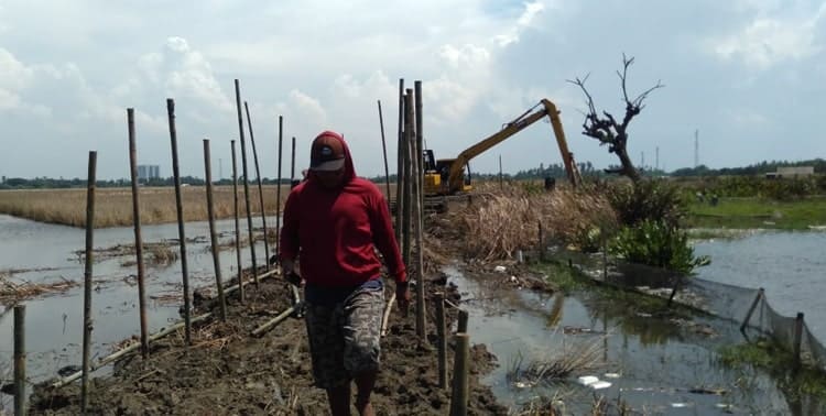 Pemerintah Kabupaten Tangerang menyiapkan dana sebesar Rp200 juta untuk pembangunan tandon air dan normalisasi saluran air untuk mengatasi banjir di kampung Gaga, Desa Tanjung Pasir, Kecamatan Teluknaga. "Rp200 juta untuk tandon dan normalisasi yang sifatnya sementara," ujar Kepala Dinas Bina Marga dan Sumber Air Kabupaten Tangerang, Slamet Budi, Senin 28 Februari 2022.