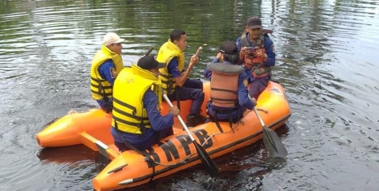 Hari pertama proses pencarian tiga ekor buaya di sungai Cirarapb, Desa Pekayon, Sukadiri, Kabupaten Tangerang pada hari belum membuahkan hasil, Jumat 11 Februari 2022.