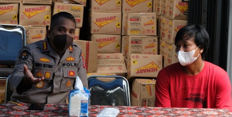 Polres Lebak Polda Banten mengungkap dugaan penimbunan minyak goreng di sebuah rumah di Jalan Raya Petir, Desa Cempaka, Kecamatan Warunggunung, Kabupaten Lebak, Banten.