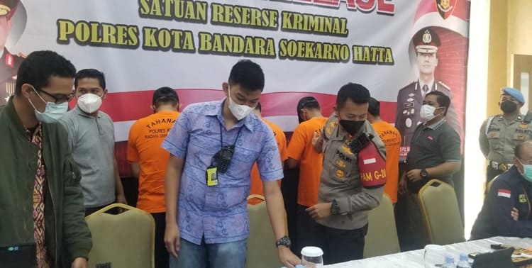 Dua petugas Avition Security yang bertugas di Bandara Soekarno-Hatta terlibat kasus surat keterangan antigen dan PCR palsu.