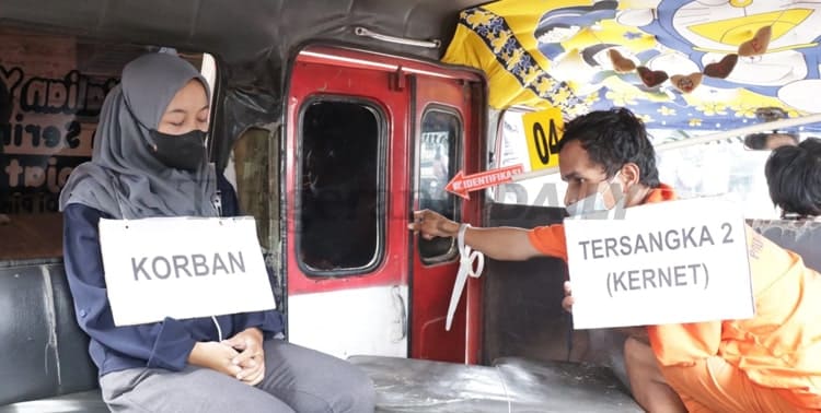 Satreskrim Polresta Tangerang Polda Banten menggelar rekonstruksi kasus pemerkosaan dan percobaan pembunuhan terhadap seorang karyawati yang melibatkan sopir dan kernet berinisial IS (22) dan GG (24).