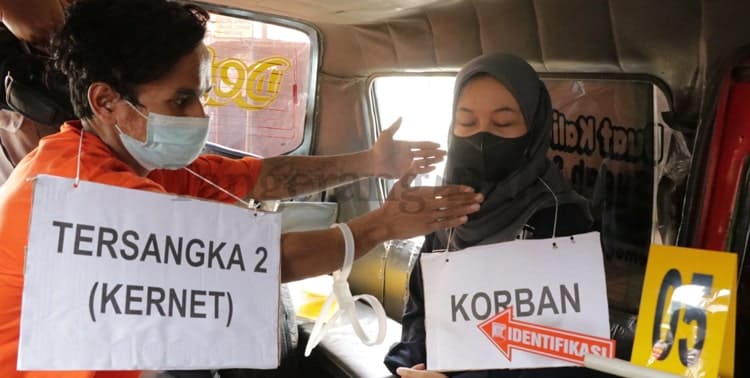 Satreskrim Polresta Tangerang Polda Banten menggelar rekonstruksi kasus pemerkosaan dan percobaan pembunuhan terhadap seorang karyawati yang melibatkan sopir dan kernet berinisial IS (22) dan GG (24).