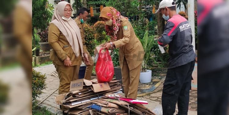 Hari Peduli Sampah Nasional (HPSN) 2022 di Kota Tangerang tak hanya dimeriahkan dengan program RW tanpa sampah saja. Namun, gerakan sedekah sampah yang kian masif di 13 kecamatan se-Kota Tangerang. 
