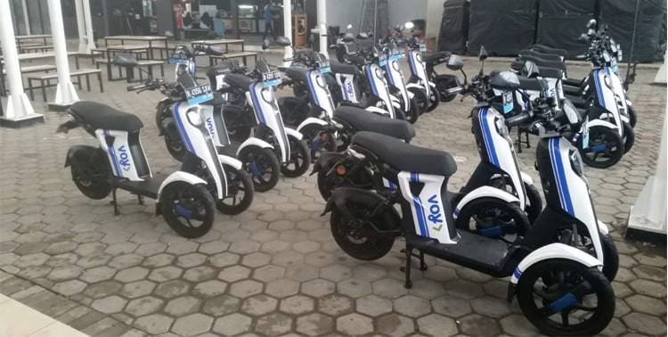 Executive General Manager of Adjacent Business Angkasa Pura II Yado Yarismano menjelaskan cara penggunaan sepeda motor ringan roda tiga berbasis listrik (eMoped) di Bandara Soekarno-Hatta.