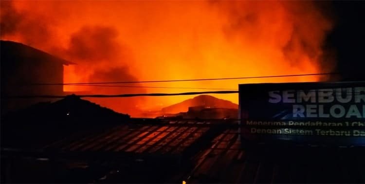 Kebakaran hebat terjadi di Pasar Gembong Balaraja, Kabupaten Tangerang, Minggu pagi ini 20 Februari 2022, pukul 3.40 WIB.