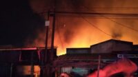 Sebanyak 102 kios ludes dilalap api dalam kebakaran yang terjadi di Pasar Gembong, Balaraja, Minggu pagi ini, 20 Februari 2022.