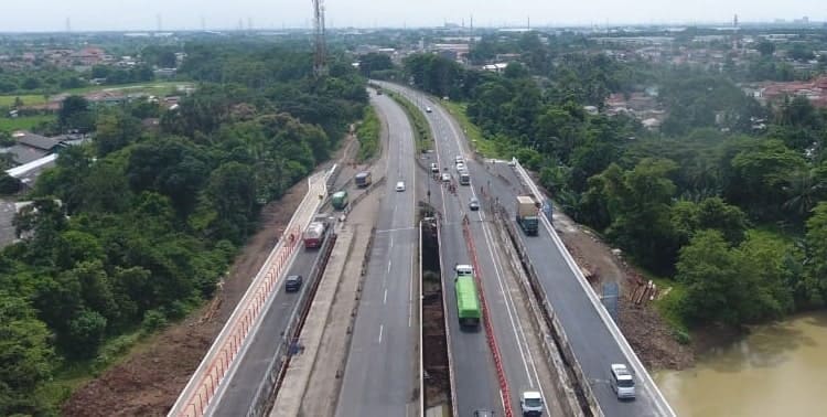 Astra Tol Tangerang-Merak sedang melakukan pelebaran jembatan Ciujung yang berlokasi di KM 56+ 700 sampai KM 57+ 300 arah Merak dan Jakarta.