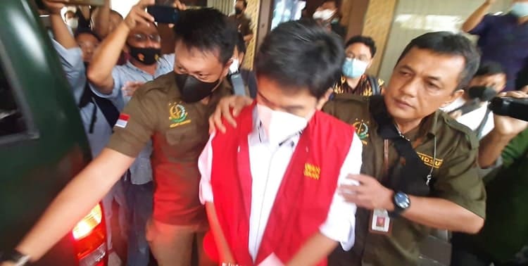 Kejaksaan Tinggi Banten menahan mantan Kepala Bidang Pelayanan dan Fasilitas Kepabeanan dan Cukai 1 pada Kantor Pelayanan Umum Ditjen Bea Cukai Soekarno-Hatta berinisial QAB pada Kamis, 3 Februari 2022. 