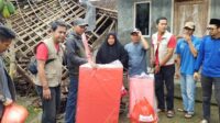 Dinsos Kabupaten Pandeglang melalui program lumbung sosial menyalurkan bantuan kepada Yanti Yuliyanti (41), warga yang rumahnya ambruk