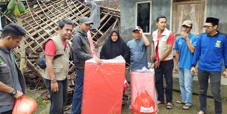 Dinsos Kabupaten Pandeglang melalui program lumbung sosial menyalurkan bantuan kepada Yanti Yuliyanti (41), warga yang rumahnya ambruk