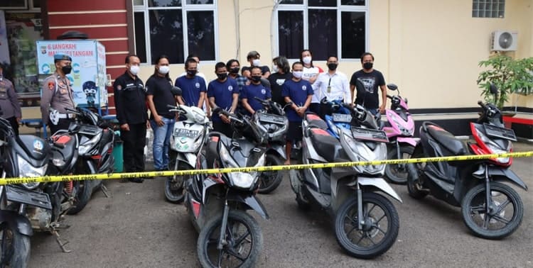 Polres Lebak Polda Banten mengungkap kasus tindak pidana pencurian kendaraan bermotor (curanmor) yang kerap beraksi di wilayah Lebak. Sebanyak empat tersangka diringkus dan sembilan sepeda motor disita.