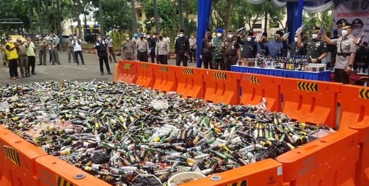 Sebanyak 4.837 botol minuman keras (miras) dimusnahkan di halaman Pusat Pemerintahan Kota Tangerang hari ini, Senin 28 Februari 2022