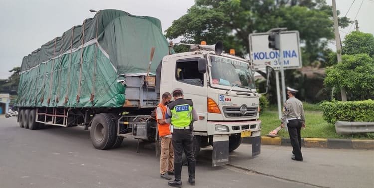 Sebanyak 40 kendaraan kelebihan muatan terjaring dalam operasi kendaraan overdimension dan overload (ODOL) di tol Tangerang-Merak