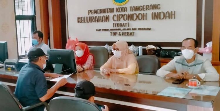 Kecamatan Cipondoh Kota Tangerang membuka pelayanan administrasi kependudukan lewat program Pelayanan Sabtu Ceria