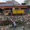 DLHK Kabupaten Tangerang mengerahkan empat armada untuk membersihkan dan mengangkut tumpukan sampah yang menutupi saluran Wates Kali Mati ...