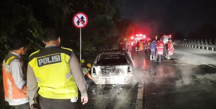 Sebuah mobil sedan Opel Optima Nopol F-1000-CF yang dikemudikan SF (34) terbakar di Tol Tangerang-Merak KM 58.200.B arah Tangerang.