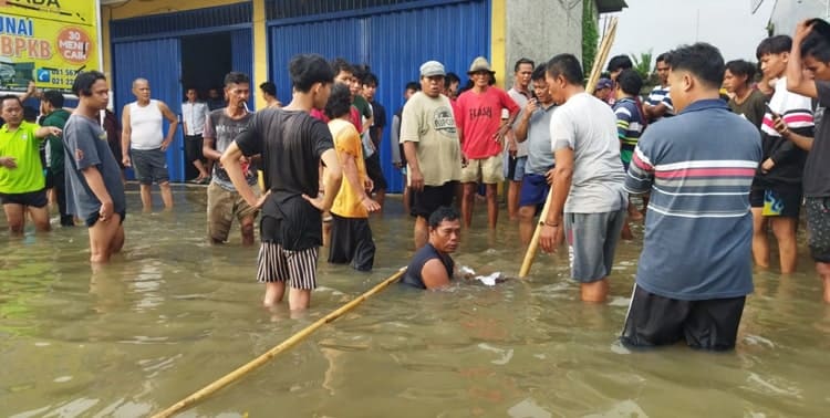 Tim siaga bencana Satpol PP Kota Tangerang Selatan akhirnya menemukan tubuh Z, bocah berusia 6 tahun, yang dikabarkan hilang tenggelam di gorong-gorong, jalan Sultan Ageng Tirtayasa, Keurahan Kunciran, Kota Tangerang. 