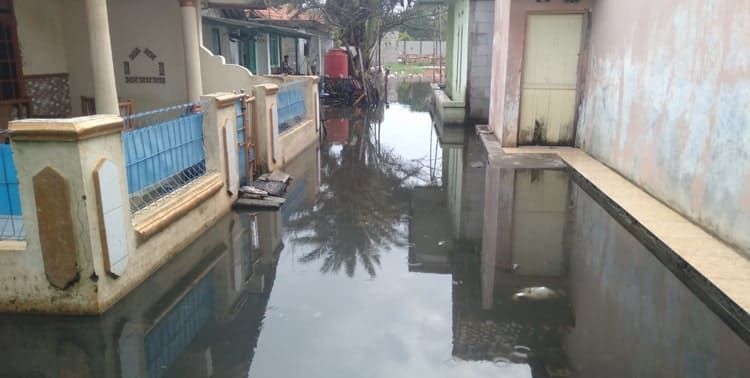 Sebanyak 65 kepala keluarga di Kampung Gaga, Desa Tanjung Pasir, Kecamatan Teluknaga, Kabupaten Tangerang segera direlokasi menyusul banjir di kampung itu tidak kunjung surut. Banjir di Kampung Gaga sudah terjadi sejak November 2021 lalu.