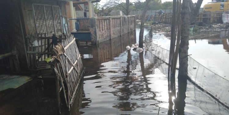 Sebanyak 65 kepala keluarga di Kampung Gaga, Desa Tanjung Pasir, Kecamatan Teluknaga, Kabupaten Tangerang segera direlokasi menyusul banjir di kampung itu tidak kunjung surut. Banjir di Kampung Gaga sudah terjadi sejak November 2021 lalu.