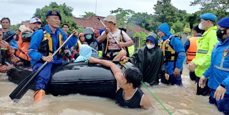 Puluhan personel Ditpolairud Polda Banten mengevakuasi korban banjir di Perumahan Rahayu Residence, Kota Serang, Selasa 1 Maret 2020.