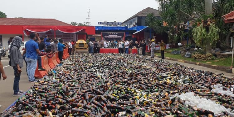 Polres Metro Tangerang memusnahkan 16.187 botol minuman keras dan narkoba.