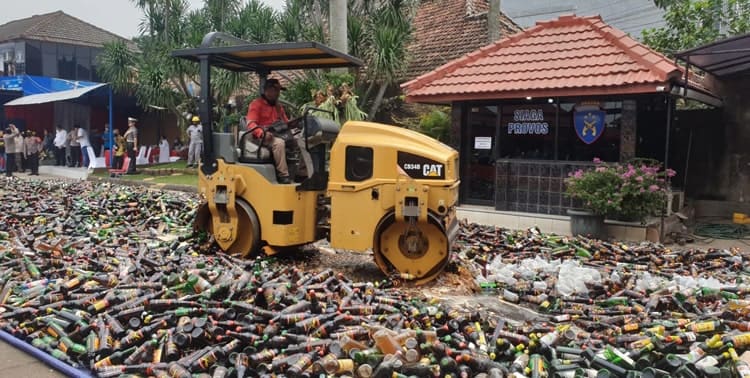 Polres Metro Tangerang Musnahkan 16.187 Botol Miras dan Narkoba