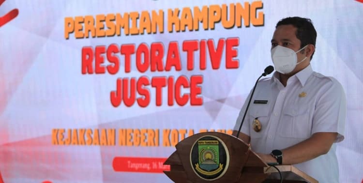 Wali Kota Tangerang  Arief R. Wismansyah melakukan penandatanganan prasasti dalam acara peresmian Kampung Restorative Justice atau Kampung Keadilan Restoratif Kota Tangerang.