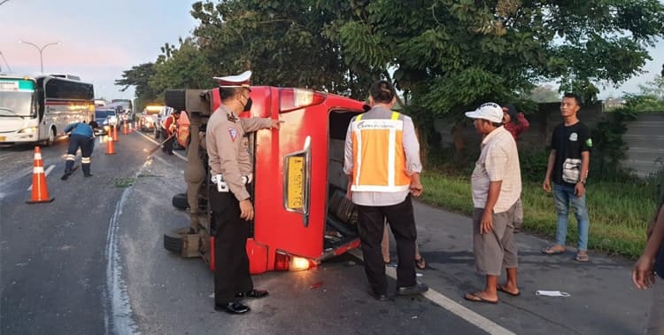 Kecelakaan tunggal terjadi pada sebuah angkutan kota (angkot) di Tol Tangerang-Merak kilometer 66.500 arah Tangerang, Rabu pagi 16 Maret 2022.