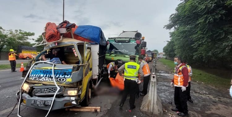 Kecelakaan yang melibatkan tiga kendaraan truk terjadi di ruas jalur Tol Tangerang - Merak Km 68.800A arah Tangerang pada Selasa, 15 Maret sekitar pukul 06.10 WIB. Satu orang meninggal dalam kecelakaan tersebut.