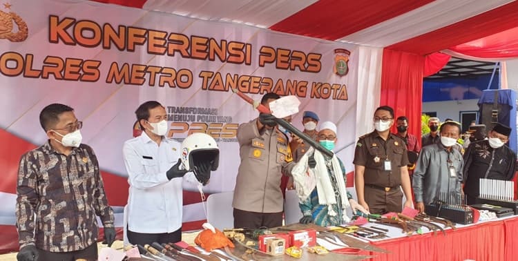 Polres Metro Tangerang menangkap tiga pelaku tawuran yang menewaskan MR, 16 tahun pelajar MTs Negeri 6 Tangerang.