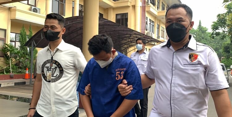 Polda Banten menangkap seorang pria berinisial AR (28) yang menimbun minyak goreng curah kemudian mengemas menjadi minyak goreng kemasan.