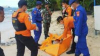 Personel Ditpolairud Polda Banten melakukan evakuasi penemuan mayat di pesisir Pulau Merak Kecil, Kota Cilegon, Selasa siang 8 Maret 2022.