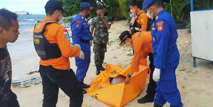 Personel Ditpolairud Polda Banten melakukan evakuasi penemuan mayat di pesisir Pulau Merak Kecil, Kota Cilegon, Selasa siang 8 Maret 2022.