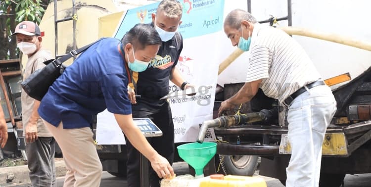 Melalui Dinas Perindustrian Perdagangan Koperasi dan UKM (Disperindagkop UKM), bersama PD Pasar dan PT Rajawali Nusindo, Pemerintah Kota Tangerang mendistribusikan minyak goreng curah khusus untuk pedagang minyak goreng curah di Pasar Anyar, Selasa 29 Maret 2022.