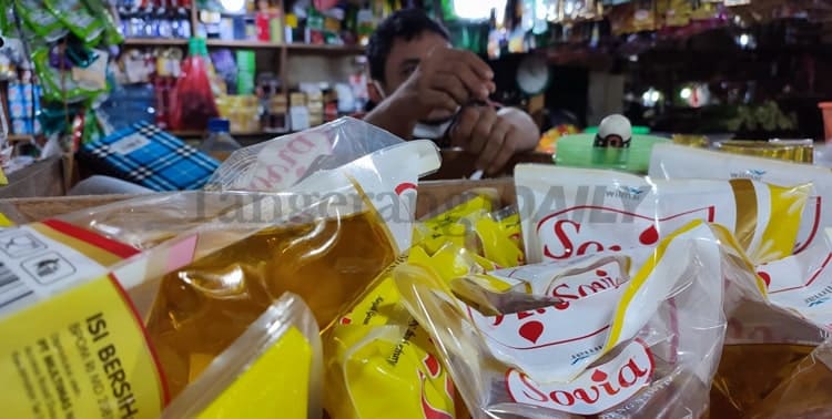 Sejumlah pedagang di pasar tradisional di Tangerang Selatan (Tangsel) meminta Pemerintah Kota (Pemkot) Tangsel bersikap tegas kepada distributor.