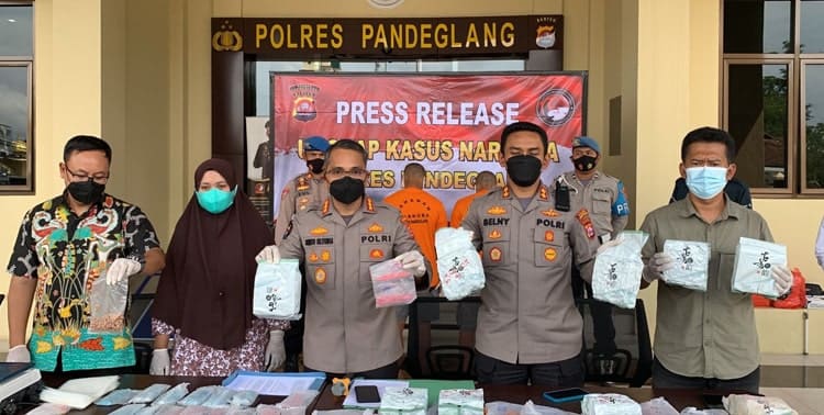 Ditresnarkoba Polda Banten dan Polres Pandeglang menyita narkoba jenis sabu dan pil ekstasi skala besar dari rumah adik salah tersangka AS alias Anan (48). AS merupakan 1 dari 7 tersangka pengedar narkoba di pesisir laut Pandeglang yang ditangkap tiga hari lalu.