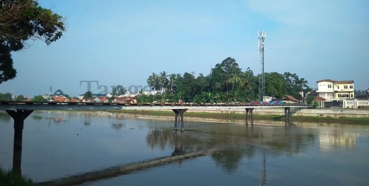 Seorang pria paruh baya dikabarkan melompat dari jembatan sungai Cisadane, tepatnya di belakang Masjid Agung Al-Ittihad, Kota Tangerang, Senin sore 14 Maret 2022.