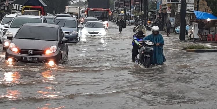 Hujan deras sejak Senin (28/02) malam memicu sejumlah wilayah di Kota Serang mengalami banjir di beberapa perumahan, termasuk menutupi ruas jalan di tengah kota.