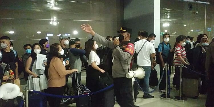 Server komputer Imigrasi di Terminal 3 Bandara Soekarno-Hatta Rabu malam ini 2 Maret 2022 kembali pulih. "Sudah selesai diperbaiki, penumpang kembali mengalir," ujar Kepala Kantor Imigrasi Kelas I Khusus Bandara Soekarno-Hatta Romi Yudianto saat dihubungi malam ini.