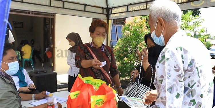 Kepala Dinas Perindustrian Perdagangan Koperasi dan UKM (Disperindagkop UKM) Kota Tangerang, Shandy Sulaeman memastikan stok ketersediaan minyak goreng untuk di Kota Tangerang aman terkendali.