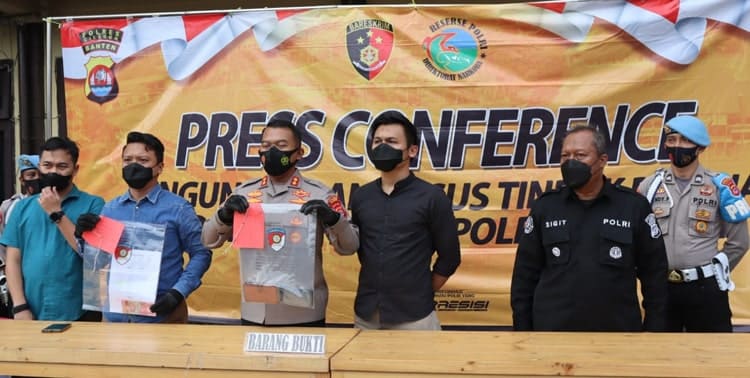 Polres Cilegon Polda Banten mengungkap kasus Tidak Pidana Perdagangan Orang (TPPO). Dua pelaku HF (24), warga Kecamatan Siak Hulu, Kabupaten Kampar, Riau dan NM (39) warga Cempaka Putih Barat, Jakarta Pusat telah ditangkap.