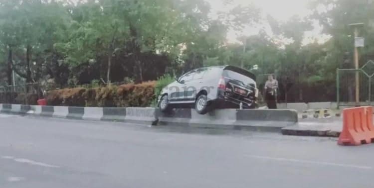 Warga meminta pemerintah membenahi putaran balik atau u-turn di Jalan MH Thamrin, Kota Tangerang. Pasalnya, putaran balik ini memicu rawan terjadi kecelakaan.