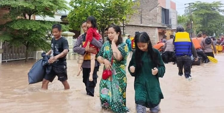 Polda Banten menginformasikan dua orang warga Kota Serang tewas saat banjir menerjang wilayah tersebut hari ini, Selasa 1 Maret 2022.