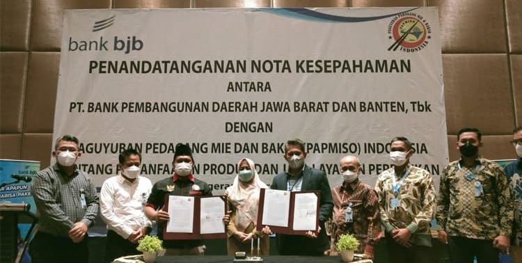 Bank Jabar Banten (BJB) mendukung pengembangan usaha mikro, kecil dan menengah (UMKM) untuk naik kelas di era digital ini, salah satunya dengan menyediakan fasilitas Quick Response Code Indonesian Standard (QRIS) yang memudahkan transaksi non tunai.