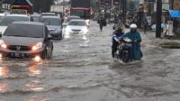 Ratusan korban banjir yang mengungsi di kantor BPBD Kota Serang mulai kembali ke rumah masing-masing seiring mulai menyusutnya banjir di wilayah tersebut.
