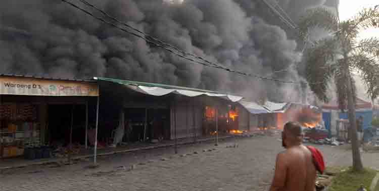 Kebakaran hebat terjadi di Pasar Komplek Mutiara Garuda,Blok D5, Desa Kampung Melayu Timur, Kecamatan Teluknaga, kabupaten Tangerang ludes terbakar, Jumat pagi ini 25 Maret 2022.