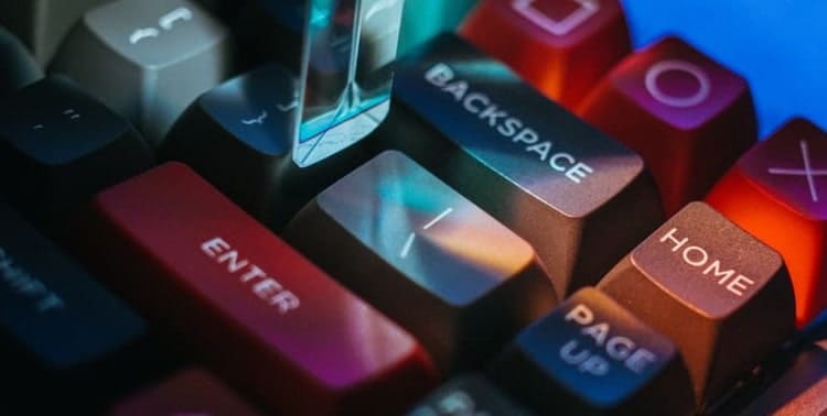 Mengetik dengan keyboard mechanical akan terasa lebih nyaman karena keyboard tipe ini memanfaatkan sebuah switch di bawah keycap, sehingga jari akan terasa memiliki tekanan balik saat mengetik.